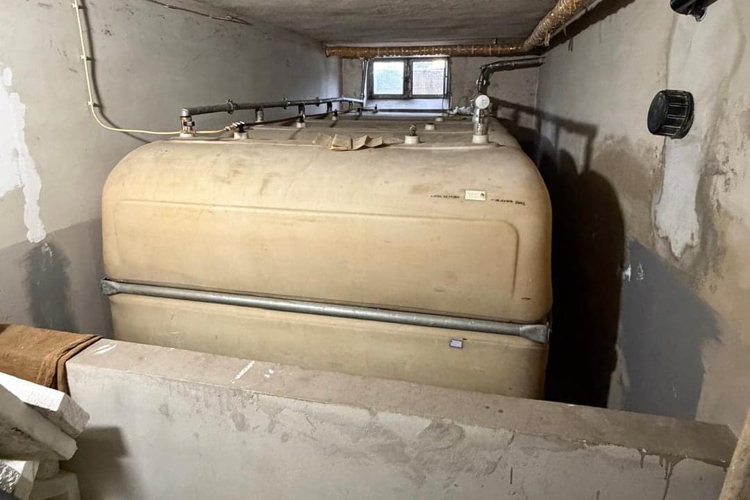 Alter Heizöltank im Keller vor der Demontage